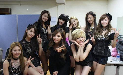 女子逛街吃瓜事件