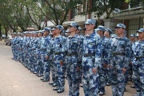 军训吃瓜男,揭秘军营里的欢乐时光