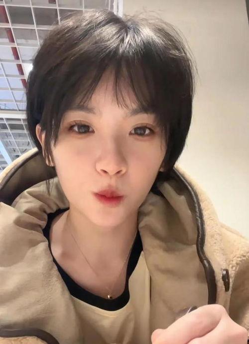 短发吃瓜女生,时尚潮流下的独立魅力